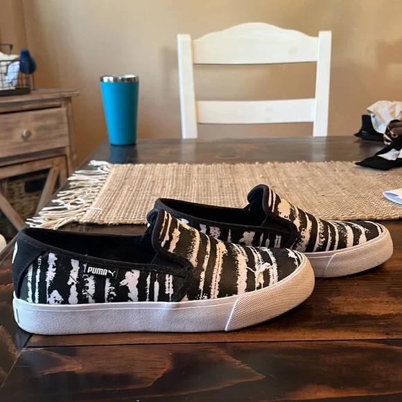 Womens Puma back an white slip on sneakers. - Picture 4 of 6